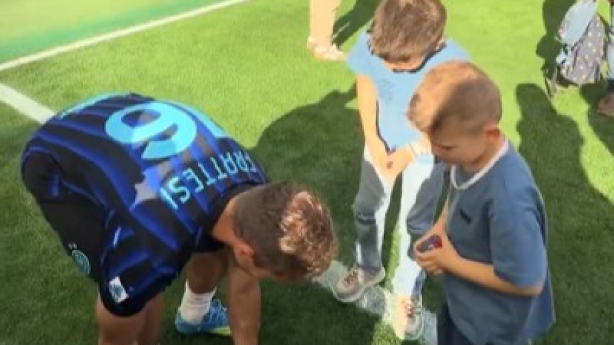 VIDEO Frattesi cuore d'oro: regala la maglia ai bimbi in cambio... dei Pokemon!